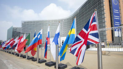 EU-flaggorna vajar utanför kommissionens byggnad i Bryssel.