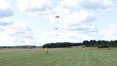 Drönare landar på flygfältet i Degerby