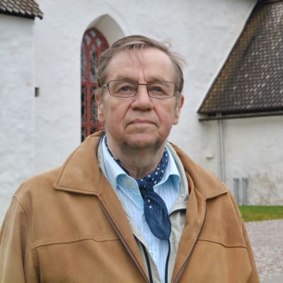 Boris Björkendahl utanför Borgå domkyrka.