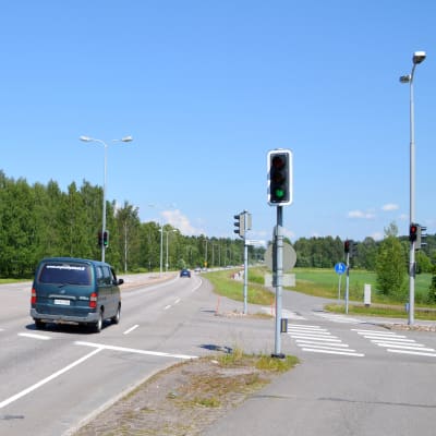 Bil kör i korsningen av Tolkisvägen och Bofinksvägen i Borgå.