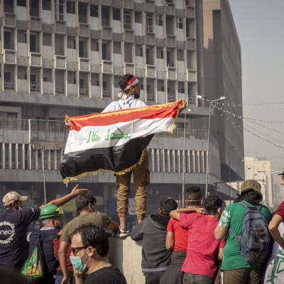 Irakilaisia kadulla osoittamassa mieltään.