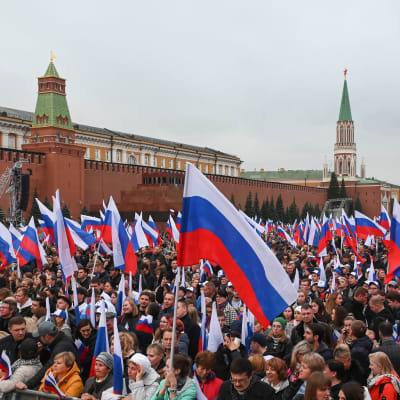 Ryssar samlades för att fira efter undertecknandet av ett fördrag om nya territoriers anslutning till Ryssland.