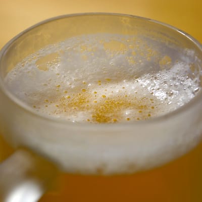 Skummande mellanöl i ett glas.