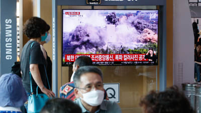 Bilder av hur Nordkorea sprängde det gemensamma förbindelsekontoret dominerade sydkoreanska tv-nyheter på tisdagen.
