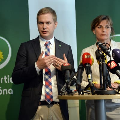 Gustav Fridolin och Isabella Lövin talar under en pressträff i Stockholm den 9 maj 2016.