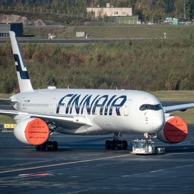 Finnairin lentokonetta siirretään Helsinki-Vantaan lentoasemalla