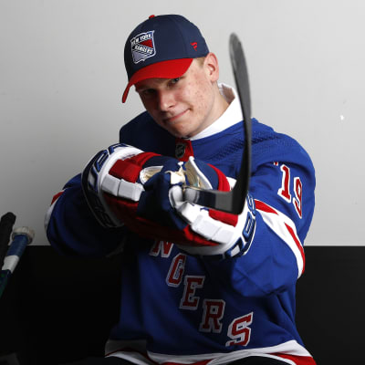 Kaapo Kakko visar klubban mot kameran