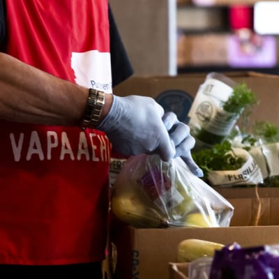 En person från FRK packar in bananer i en påse. 