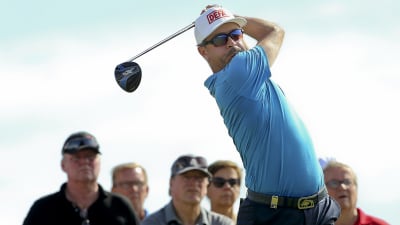 Mikko Korhonen slår en drive.