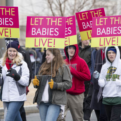 "Let the babies live" står det på flera plakat burna av ungdomar i antiabort-demonstration.