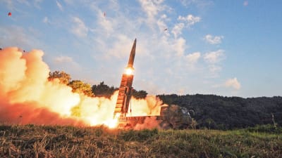 Sydkoreas armé och flygvapen övade med ballistiska missiler på landets västkust på måndagen 