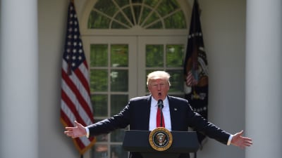 Donald Trump slår ut med händerna när han talar om utträdet ur Parisavtalet i Vita husets rosenträdgård.