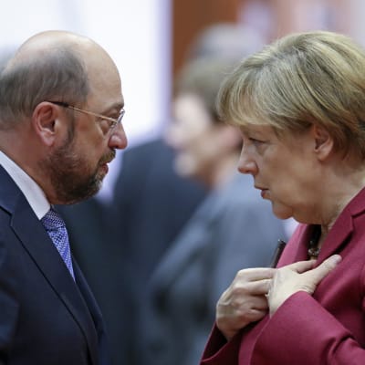 Martin Schulz och Angela Merkel i Bryssel 23.10.2014
