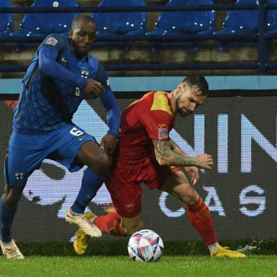 Glen Kamara i närkamp mot Montenegro.