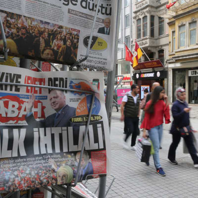 Tidningarnas förstasidor dagen efter folkomröstningen i Turkiet, april 2017.