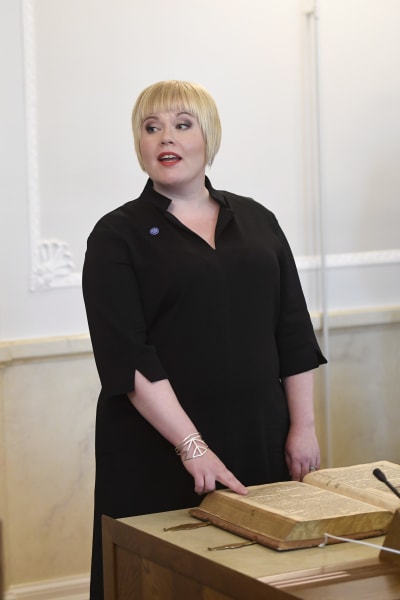Annika Saarikko svär ministereden
