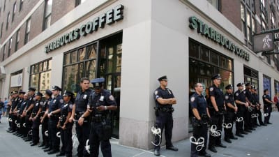 Poliser förbereder sig inför protester mot Starbucks i New York.
