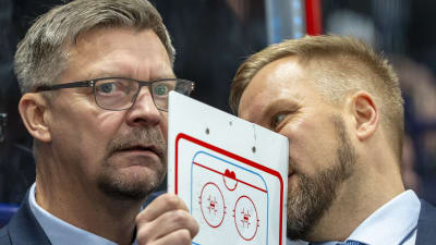 Jukka Jalonen och Mikko Manner i samspråk.
