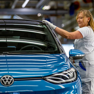 En arbetare kvalitetsgranskar en Volkswagen elbil i fabriken i Zwickau i delstaten Sachsen. 
