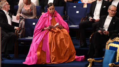 Sara Danius färgstarka klänning drog blickarna till sig då hon satt på scenen under Nobelgalan tillsammans med de andra medlemmarna i Nobelstiftelsen. 