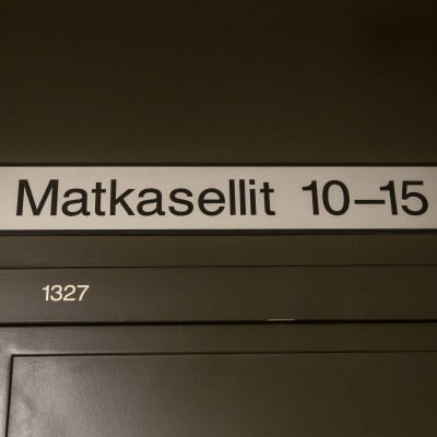 Skylt med texten "Matkasellit 10-15", på svenska resecellerna 10-15.