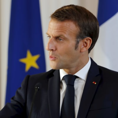 Frankrikes president Emmanuel Macron gestikulerar på en presskonferens i Riga.