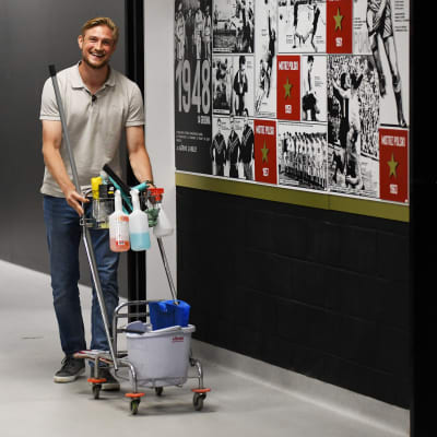 Richard Jensen styr en städvagn på Gornik Zabrzes hemmastadion.