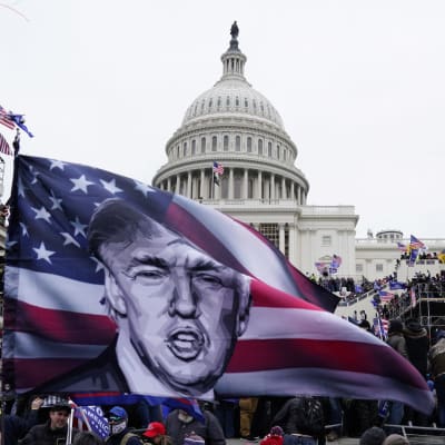 Trumpin tukijoita kongressitalolla 6. tammikuuta.