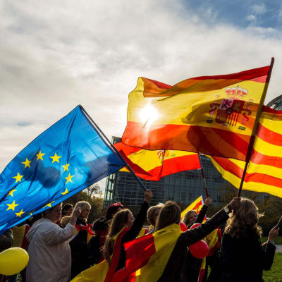 Spaniens, Kataloniens och EU:s flaggor i Strasbourg under en demonstration mot katalansk självständighet  24.10.2017. 