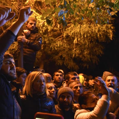 Rasande demonstranter samlades utanför regeringsbyggnaden i Armeniens huvudstad Jerevan då nyheten om fredsavtalet spreds. 