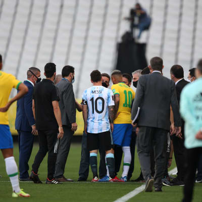 Brasilian ja Argentiinan kymppipaidat Lionel Messi ja Neymar keskustelivat terveysviranomaisten kanssa.