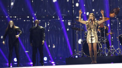 Storbritanniens Molly på Eurovisionsscenen.