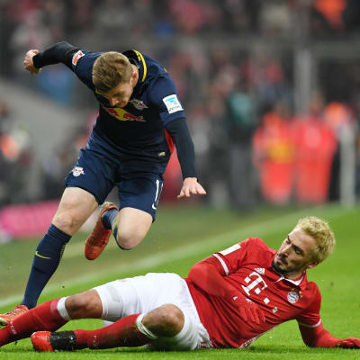 Mats Hummels glidtacklar bort bollen av Leipzig Timo Werner.