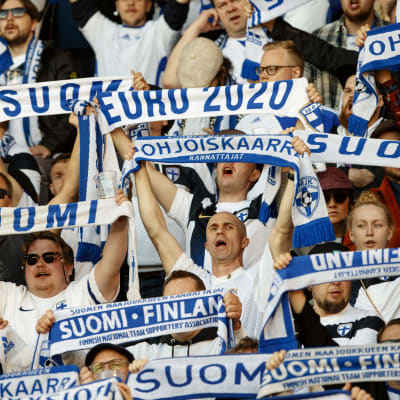 Finlands fotbollssupportrar stämmer upp till sång.