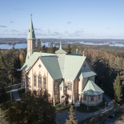 Heinäveden kirkko ilmakuvassa. 