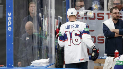 Auston Watson lämnar rinken.