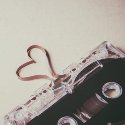 C-kassett med bandsnutt som bildar ett hjärta