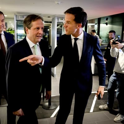 Partiledarna Lodewijk Asscher, Alexander Pechtold och Mark Rutte.
