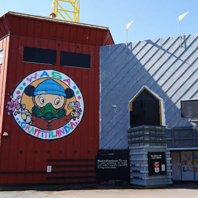 Ingången till Wasalandia med en skylt som välkomnar till Wasa Graffitilandia. 