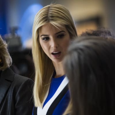 Ivanka Trump diskuterar med studenter på ett museum i Washington, DC. Till vänster Betsy  DeVos, USA:s undervisningsminister.
