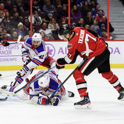 Ottawa Senators anfallar mot New York Rangers mål.