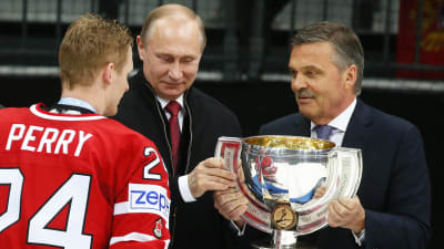I ishockey-VM 2016 som avgjordes i Moskva delade Rysslands president Vladmir Putin och IIHF:s ordförande Rene Fasel ut vinnarpokalen åt Kanadas lagkapten Corey Perry.
