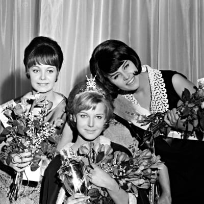 Miss Suomi 1965. Vasemmalta Esti Östring, 2 perintöprinsessa, Miss Suomi 1965 Virpi Miettinen ja Raija Salminen, 1 pp.