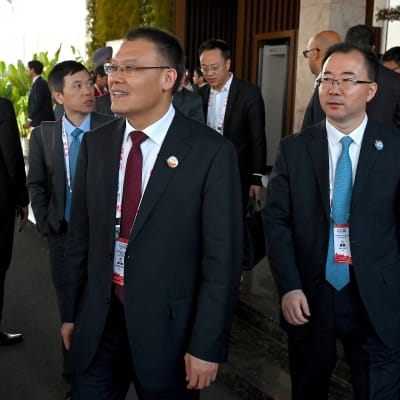 Kinas biträdande finansminister Dongwei Wang (i mitten) lämnar G20-mötet i Bangaluru den 25 februari 2023.