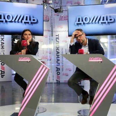 Venäläisen TV Dozhd -kanavan päätoimittaja Natalia Sindeyeva ja rahoittaja Alexander Vinokurov.