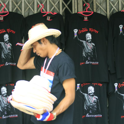 T-tröjor med oppositionsledaren Suthep Thaugsubans bild