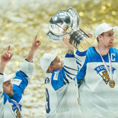 Ishockeylejonen med VM-pokalen.