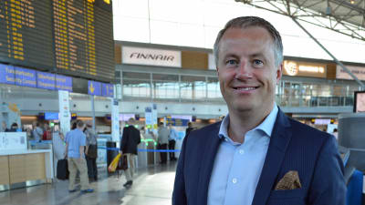 Marcus Rantala poserar i Terminal 2 på Helsingfors-Vanda flygplats.