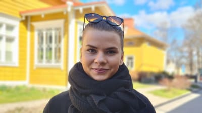 Porträtt av kvinna utomhus vid Gado i Åbo. 