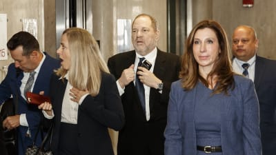 Harvey Weinstein omgiven av både manliga och kvinnliga försvarsadvokter i januari i New York